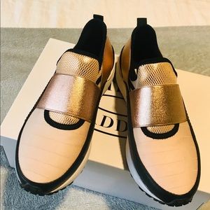 Rose Gold sneakers 👟.